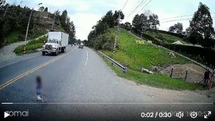 Niña es atropellada por tres motos y sale ilesa de milagro | VIDEO