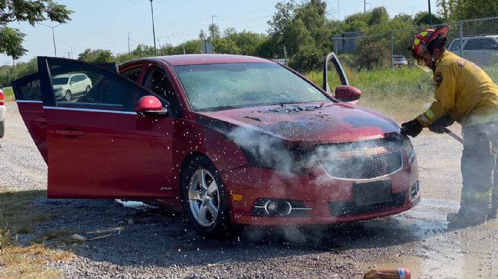 Se incendia auto en Bulevar Colosio; dueño lo compró hace dos semanas