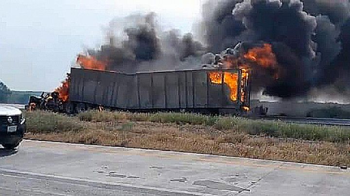 Infierno en la autopista Monterrey-Nuevo Laredo: se incendia tráiler completo | VIDEO