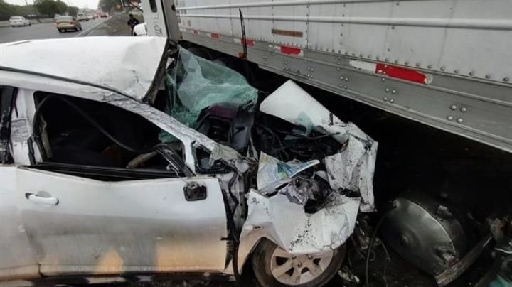 Menor y su hermana chocan contra un tráiler; acaban internados