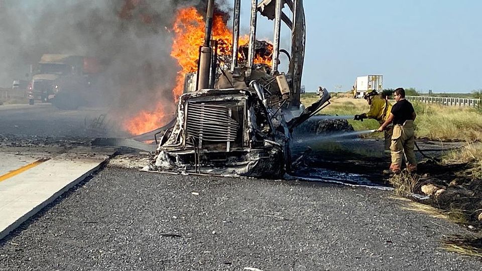 El tráiler se incendió por completo.