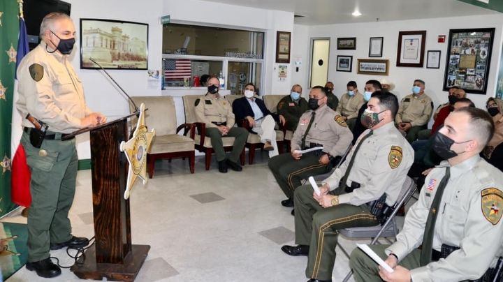 Hallan a mujer encobijada en baldío; alguaciles le salvan la vida por sobredosis