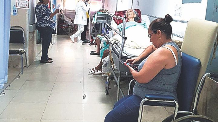 Saturan hospital y éste carece de clima; personal atiende en pasillos