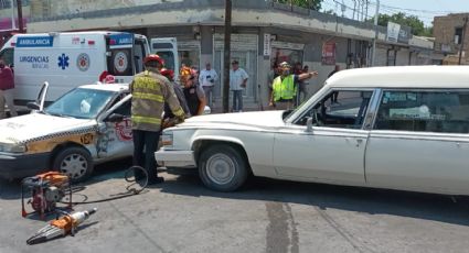 Choca carroza fúnebre a taxista; queda mal herido