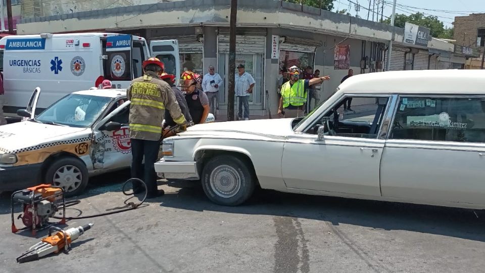 Usan quijadas de la vida para salvar al taxista.