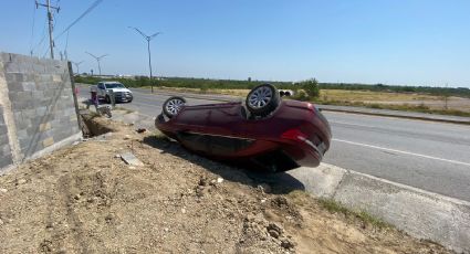 Joven se vuelca por manejar a exceso de velocidad