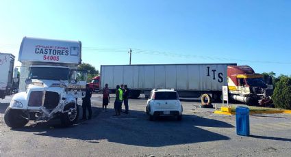 Chocan dos tráileres en la Carretera Nacional y obstruyen la vía