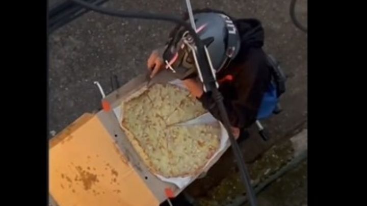Repartidor come y manosea la pizza de una entrega; es captado | VIDEO