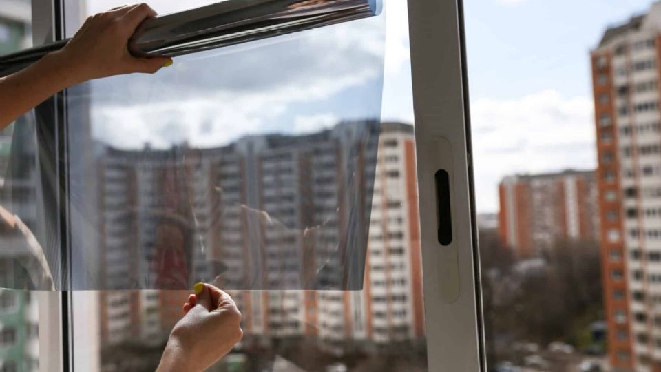 Este 'entintado' o película se coloca en las ventanas y reduce el calor