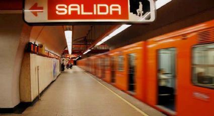 Adolescente se lanza al paso del metro en CDMX; así la rescataron