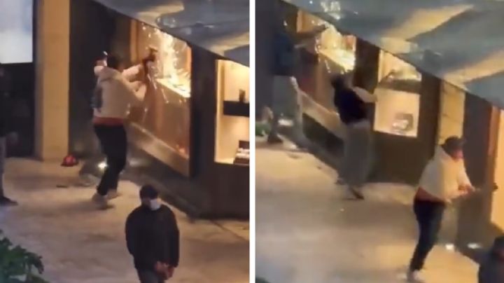 VIDEOS | Con mazos, hombres rompen vitrinas blindadas de joyería; roban 15 relojes de lujo