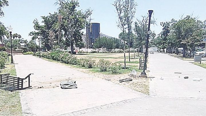 Conductor se pasea por la plaza Zaragoza ¡con todo y carro!; causa daños materiales y huye