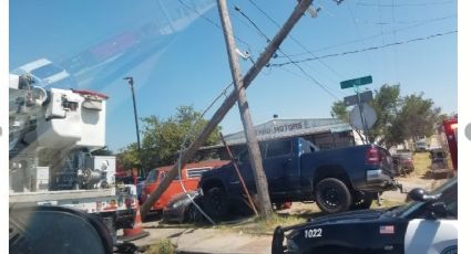 Carambola de 5 autos provoca apagón frente al aeropuerto de Laredo, Texas