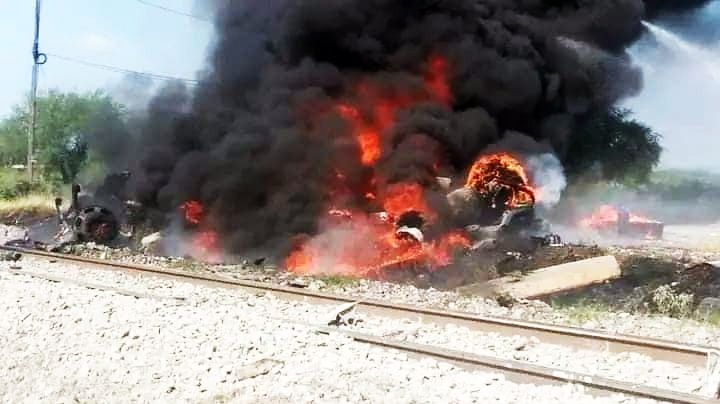 ¡Milagro! Tren arrastra y destroza a tráiler que termina en llamas... chofer sale ileso