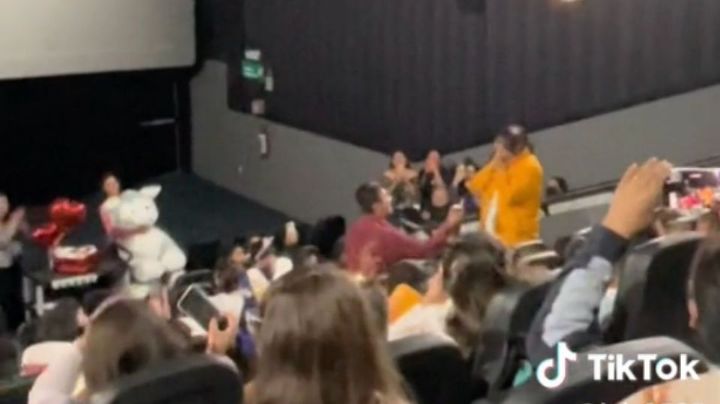 Joven le propone matrimonio a su novia en pantalla de Cinépolis | VIDEO