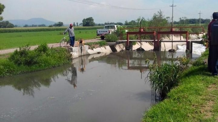 Avientan feto a canal de aguas negras; lo encuentran flotando