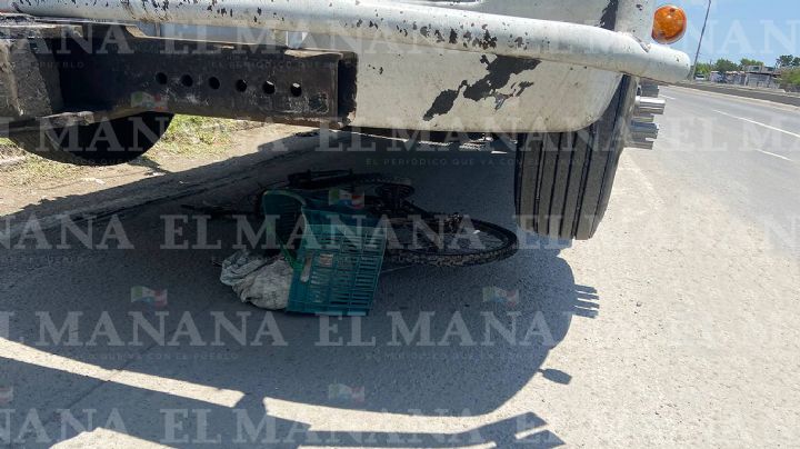 Trailero arrastra a ciclista por medio kilómetro en Carretera a Piedras Negras