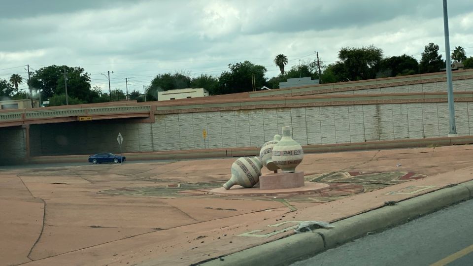 Una mujer murió a las 03:00 de la mañana de este sábado tas caer de un vehículo en marcha, no se sabe si fue arrojada o ella se lanzó, fue a la altura de “Los Cantaros” sobre la carretera 83 Sur, de norte a sur.

