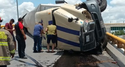 Accidente vial en Puente de los Aguacates; un tráiler quedó volteado