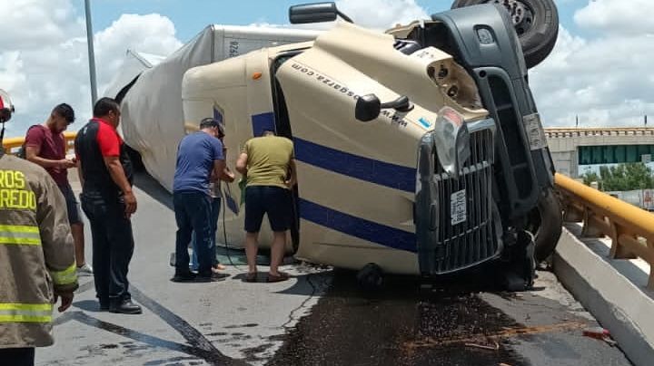 Accidente vial en Puente de los Aguacates; un tráiler quedó volteado