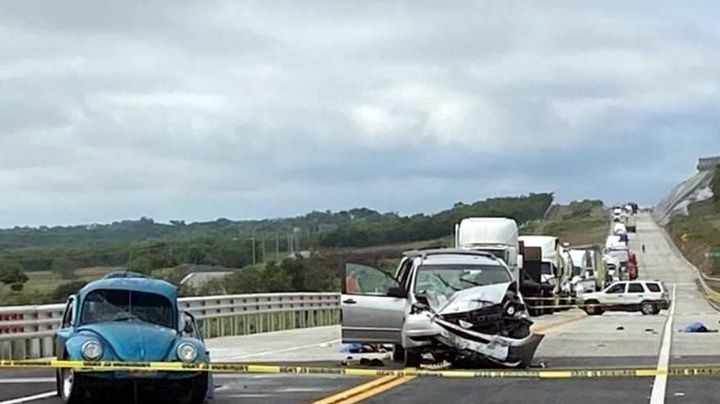 Empujaban un vocho en autopista; mueren arrollados