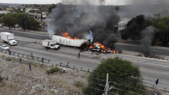 Carambola de siete vehículos sobre la Carretera 57; un tráiler y un auto se incendian