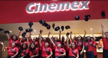 Corren a empleados de Cinemex por pedir utilidades; protestan aventando sus gorras