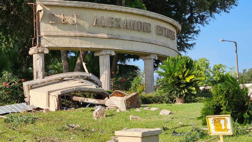 El joven de 27 años de edad derribó con su vehículo la noche del martes el anuncio del Residencial Alexander.