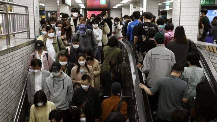 Falla en escalera eléctrica atestada deja 14 personas heridas | VIDEO