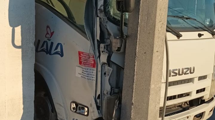 Le fallan frenos a camión de LALA y se impacta contra poste en colonia San Rafael