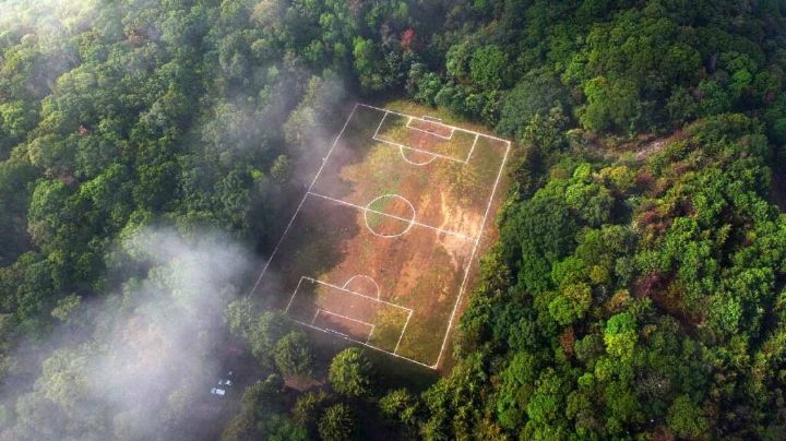 Juegan futbol en el cráter de un volcán apagado en la CDMX