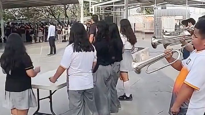A falta de tambores, banda de guerra improvisa con mesa para tocar en graduación | VIDEO