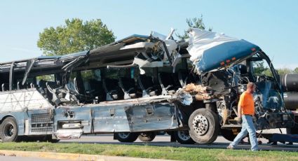 Autobús Greyhound se destroza al chocar con tráileres varados en la carretera: tres muertos