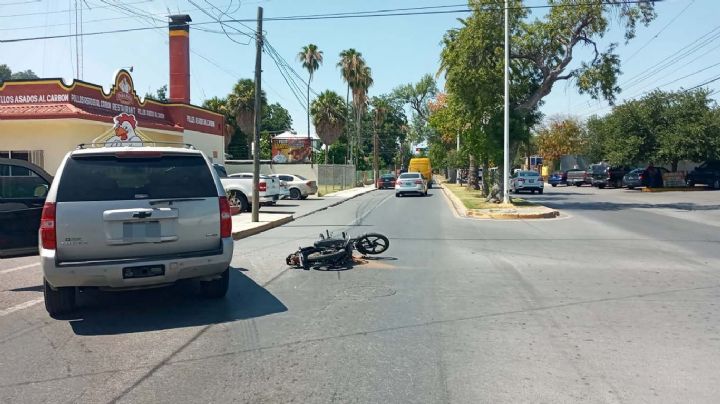 Motociclista choca contra camioneta tras cambiar de carril sin precacución