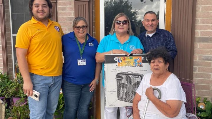 Donan abanicos y aires acondicionados a familias del este de Laredo