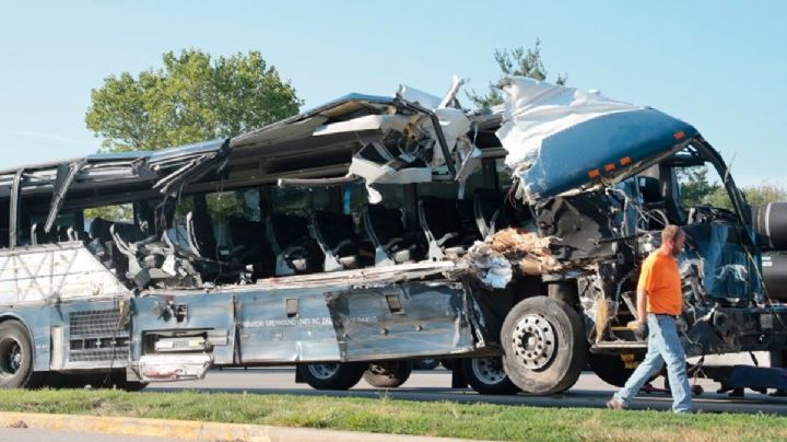 Autobús Greyhound se destroza al chocar con tráileres varados en la carretera: tres muertos