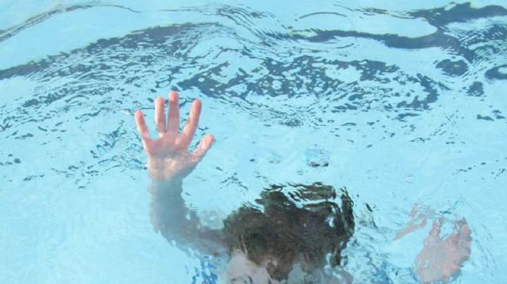 Hermanas mueren electrocutadas dentro de una piscina; ayudaban a menor de edad a salir