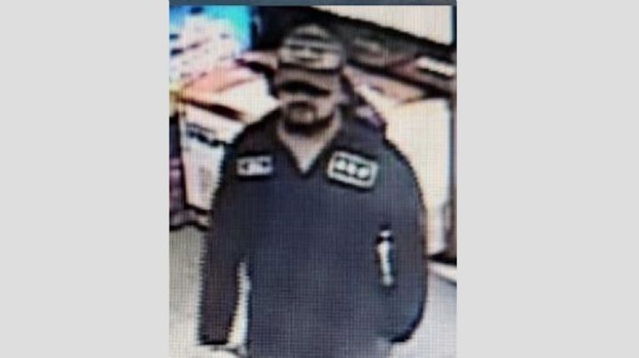 Ágil ladrón brinca mostrador en tienda de Laredo y roba sobre con dinero