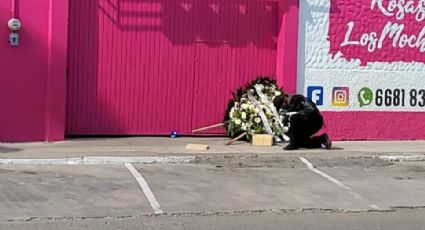 Dejan restos humanos en caja de madera y corona fúnebre afuera de florería