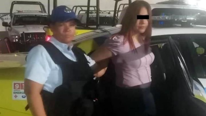 Se prueba ropa de Liverpool, la echa a bolso y sale sin pagar 12 mil pesos; mujer es detenida