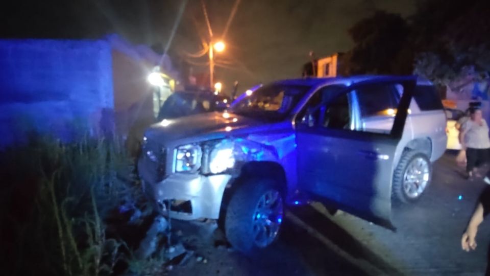 El conductor chocó un auto estacionado.