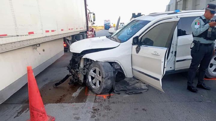 Choca borracho contra muro de contención y se estrella de cabeza en el parabrisas