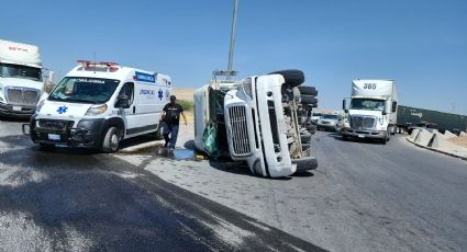 Trailero se vuelca a exceso de velocidad al tomar rotonda del Segundo Anillo