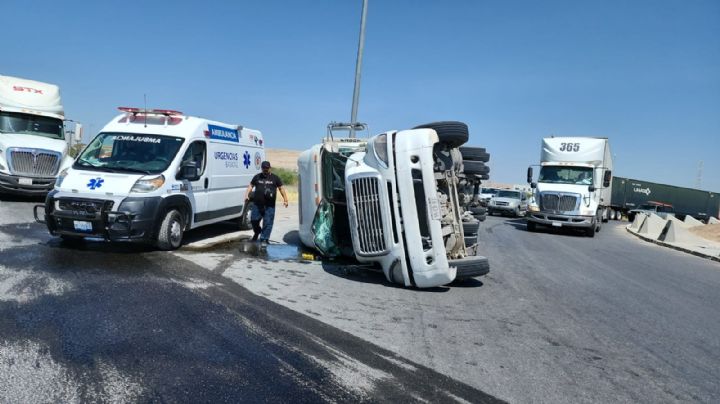 Trailero se vuelca a exceso de velocidad al tomar rotonda del Segundo Anillo