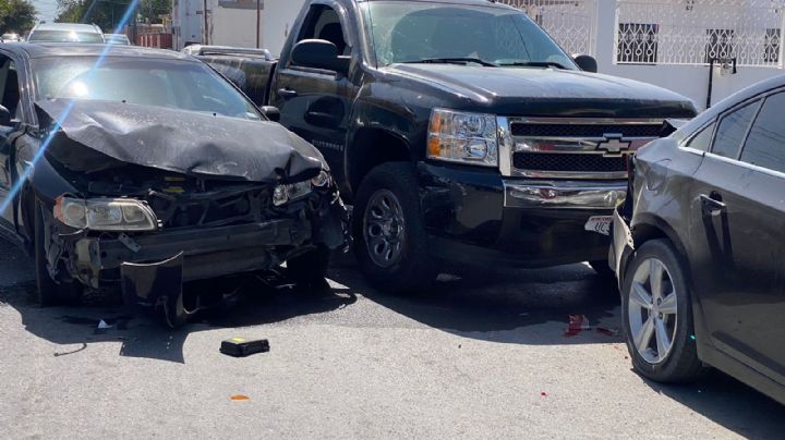 Jovencito se pasa alto, choca contra mujer y causa carambola, en la colonia Victoria