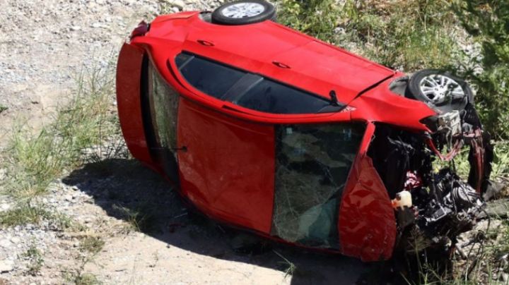 Conductor cae de 15 metros de altura al río Santa Catarina por ir a alta velocidad
