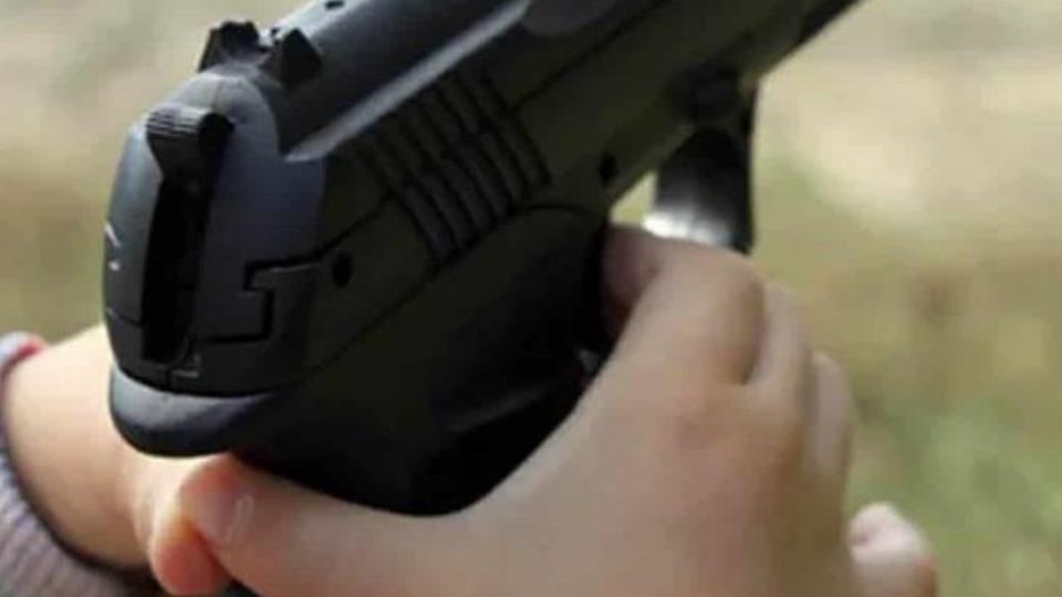 El pequeño tomó la pistola y disparó en varias ocasiones, acertando a su hermanita de un año de edad