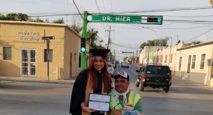 Voceador recibe visita sorpresa de su hija; le lleva su certificado de graduación
