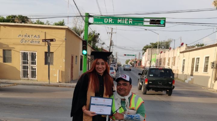 Voceador recibe visita sorpresa de su hija; le lleva su certificado de graduación