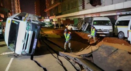 Mortal explosión parte el suelo y hace volar vehículos por los aires | VIDEO